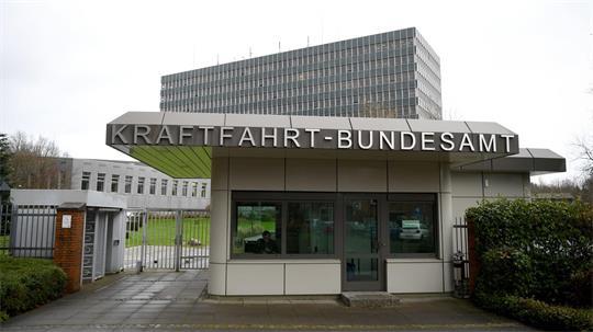 Das Kraftfahrt-Bundesamt in Flensburg. Nach Rückrufen bei VW, Audi und Seat ist nun auch Skoda betroffen. (Archivbild) 