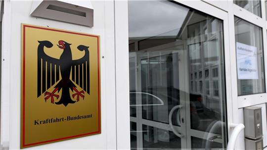 Das Kraftfahrt-Bundesamt veröffentlicht jeden Monat die neuen Zulassungszahlen von Neuwagen. (Archivbild)