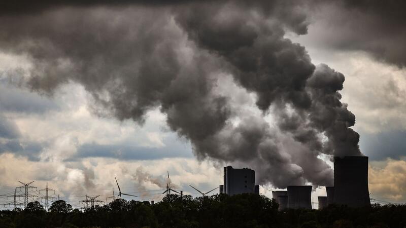 Umfrage: Jeder Fünfte ist täglich wegen Klima besorgt Das Kraftwerk Niederaußem ist ein von RWE Power mit Braunkohle betriebenes Grundlastkraftwerk. Ein Teil der Blöcke des Kraftwerkes wurden stillgelegt.