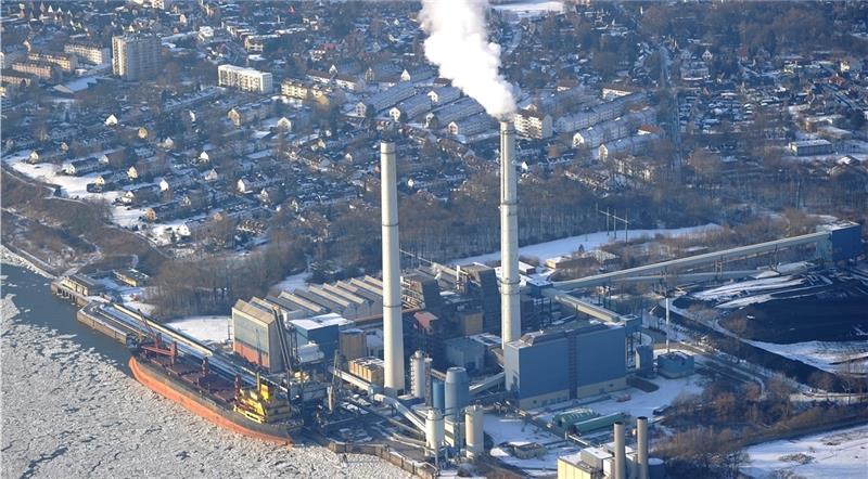 Das Kraftwerk Wedel versorgt Hamburg seit 50 Jahren mit Wärme. Die Stadt prüft nun den Bau eines Biomüll-Kraftwerks um das alte Kohle- kraftwerk zu ersetzen. Brandt dpa/lno
