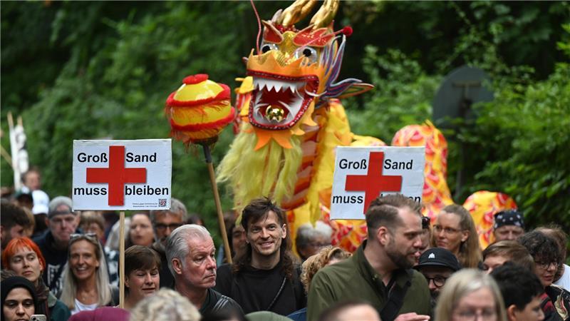Hunderte demonstrieren für Erhalt von Klinik in der Region Das Krankenhaus Groß-Sand im Hamburger Stadtteil Wilhelmsburg soll zu großen Teilen geschlossen werden.