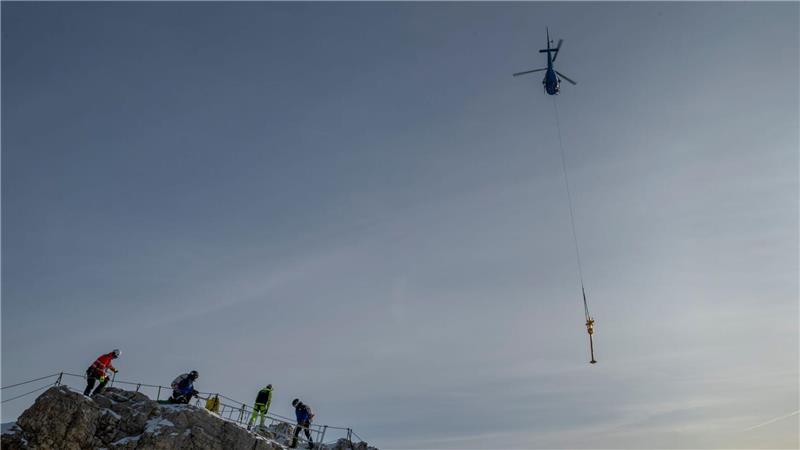 Das Kreuz der Zugspitze wurde für eine Restaurierung ins Tal geflogen.