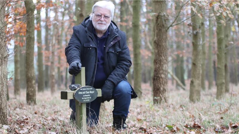 Hingerichtet in Himmelpforten: Dietrich Alsdorf bleibt auf Annas Spuren Das Kreuz marktiert das Grab, in das die Leichen einst nach der Hinrichtung gebettet wurden. Später müssen die Toten aber ihre letzte Ruhe andernorts gefunden haben.