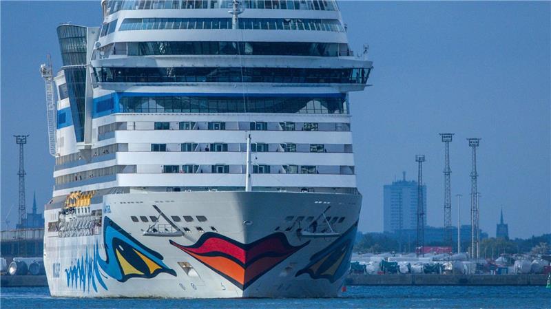Das Kreuzfahrtschiff „AIDAmar“ legt in Warnemünde an. (Archivbild) 