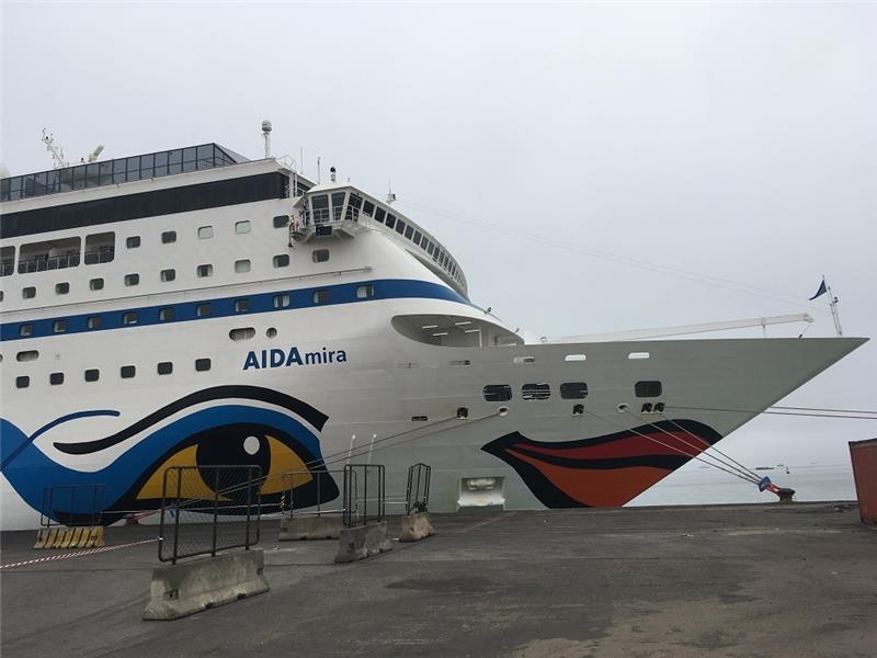 Das Kreuzfahrtschiff "AIDAmira" liegt im Hafen. Foto: Klaus Blume/dpa