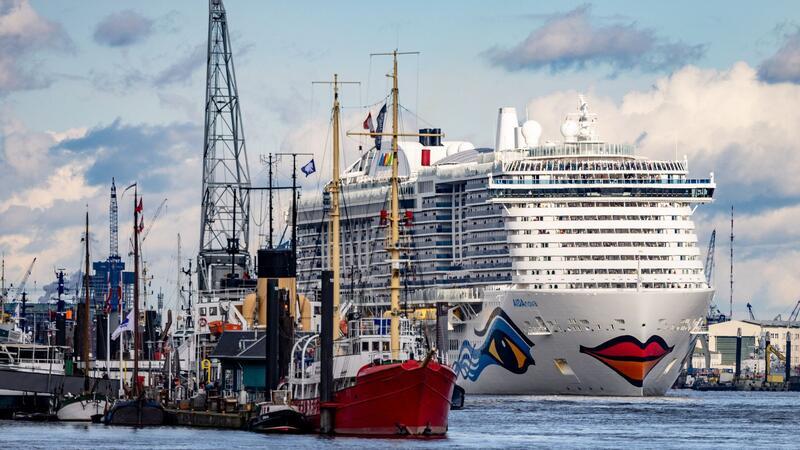 Das Kreuzfahrtschiff „AIDAnova“ verlässt den Hamburger Hafen.