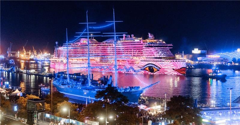Hamburg Cruise Days sorgen bereits ab Mittwoch für Verkehrsbehinderungen Das Kreuzfahrtschiff AIDAprima wird im Rahmen einer Kunstaktion mit farbigem Licht und Mustern angestrahlt.