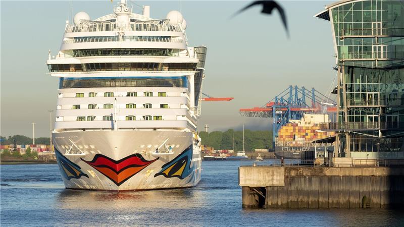 Das Kreuzfahrtschiff „AIDAsol“ kann Landstrom beziehen. (Archivbild) 
