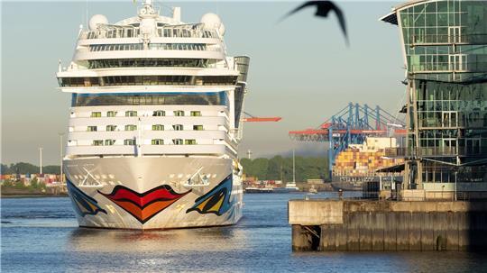 Das Kreuzfahrtschiff „AIDAsol“ kann Landstrom beziehen. (Archivbild) 