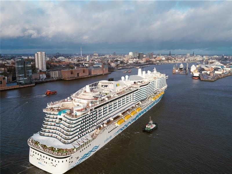 Das Kreuzfahrtschiff „AidaCosma“ im Hamburger Hafen. Das Schiff ist das zweite in der Flotte mit einem Flüssiggasantrieb (LNG). Es wird auf seiner letzten Fahrt 2023 von Hamburg gen Norden in Stade einen Halt einlegen, quasi ein LNG-Werbeto