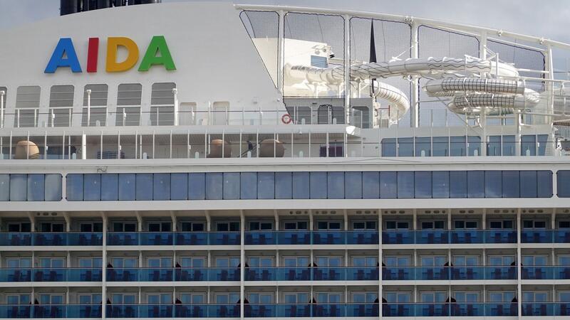 Das Kreuzfahrtschiff „Aidacosma“ liegt an einem Hafen.