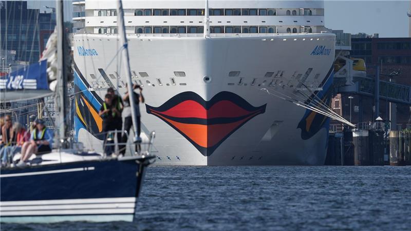Bilder des Tages Das Kreuzfahrtschiff „Aidanova“ und weitere Kreuzfahrtschiffe liegen in der Kieler Förde an den Kreuzfahrtterminals.