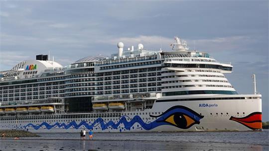 Das Kreuzfahrtschiff «Aidaperla» fährt bei Niedrigwasser auf der Elbe bei Blankenese in Richtung Nordsee. 