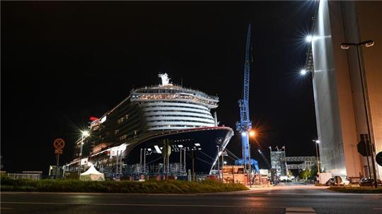 Das Kreuzfahrtschiff „Carnival Jubilee“ liegt vor dem Trockendock der Meyer Werft in Papenburg.