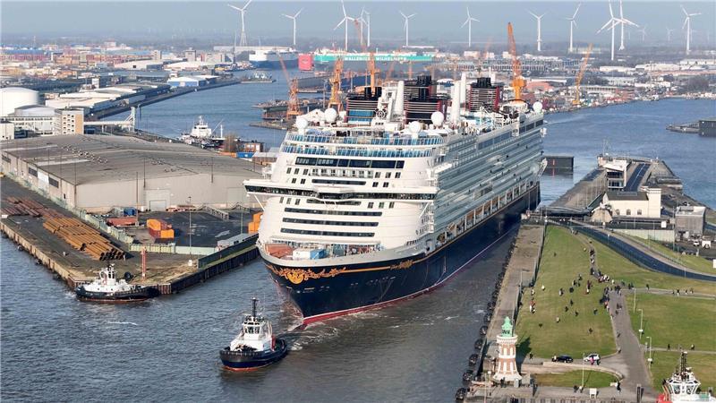 Das Kreuzfahrtschiff „Disney Adventure“ - hier beim Schleusen in Bremerhaven - hat technische Probleme. Eine Reise, die jetzt in Singapur starten sollte, wurde abgesagt.