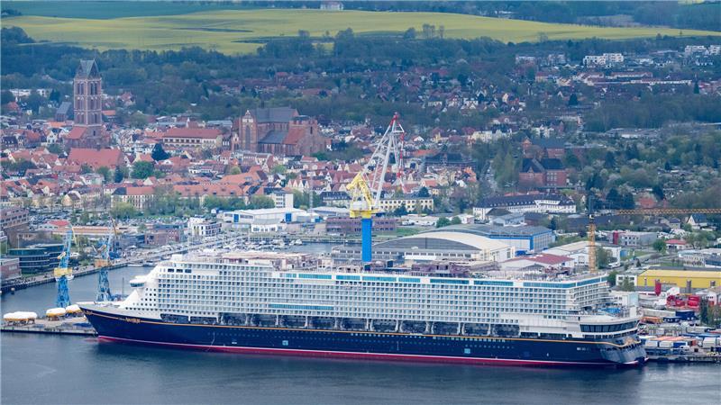 Das Kreuzfahrtschiff «Disney Adventure» verlässt die Schiffbauhalle. Nach Angaben der Staatskanzlei in Schwerin ist es das größte jemals in Deutschland gebaute Kreuzfahrtschiff und eines der größten Schiffe weltweit.