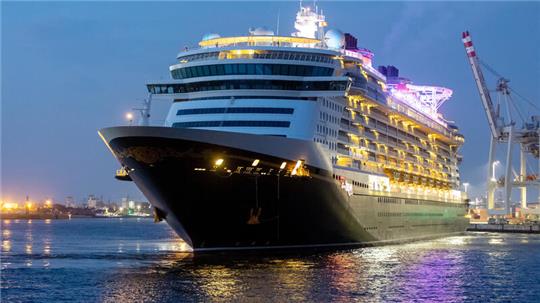 Das Kreuzfahrtschiff „Disney Dream“ liegt an der Columbuskaje in Bremerhaven.