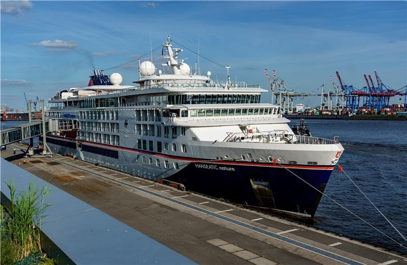 Das Kreuzfahrtschiff „Hanseatic nature“ legte am Dienstagabend vom Terminal des Cruise Center in Altona ab. Foto: Heimken/dpa