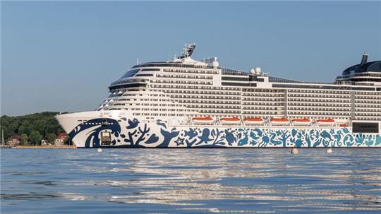 Das Kreuzfahrtschiff „MSC Euribia“ läuft im Kieler Hafen ein.
