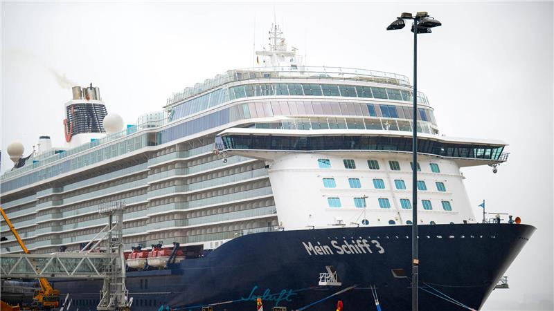 Das Kreuzfahrtschiff „Mein Schiff 3“ liegt an der Columbuskaje in Bremerhaven.
