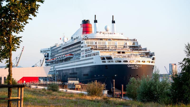 Das Kreuzfahrtschiff „Queen Mary 2“ fährt in den Hamburger Hafen ein.