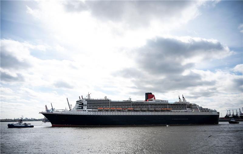 Das Kreuzfahrtschiff „Queen Mary 2“ läuft am Mittag in den Hafen ein.