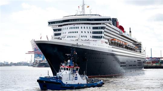 Das Kreuzfahrtschiff „Queen Mary 2“ läuft am Mittag in den Hafen ein.