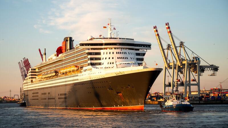 Das Kreuzfahrtschiff „Queen Mary 2“ läuft am Morgen in den Hafen ein. Das Schiff wird am Dienstag im Hamburger Hafen erwartet.