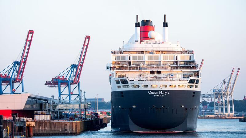 Das Kreuzfahrtschiff „Queen Mary 2“ legt am Cruise Center Steinwerder an.