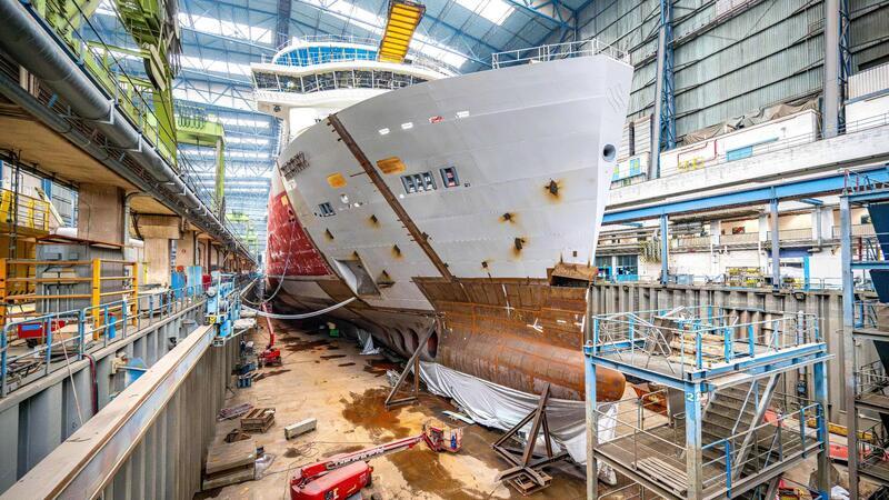 Krise auf der Meyer Werft – Mehr als 400 Stellen in Gefahr Das Kreuzfahrtschiff „Silver Ray“ in einer Halle der Meyer Werft. Die Werft plant nach Angaben des Betriebsrats den Abbau von bis zu 440 Stellen.
