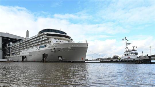 Das Kreuzfahrtschiff der Luxusklasse „Silver Ray“ verlässt das überdachte Baudock der Meyer Werft.