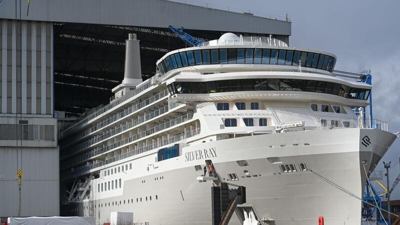 Das Kreuzfahrtschiff der Luxusklasse „Silver Ray“ verlässt das überdachte Baudock der Meyer Werft.