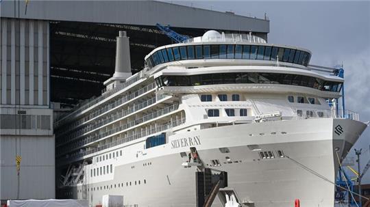 Das Kreuzfahrtschiff der Luxusklasse „Silver Ray“ verlässt das überdachte Baudock der Meyer Werft.