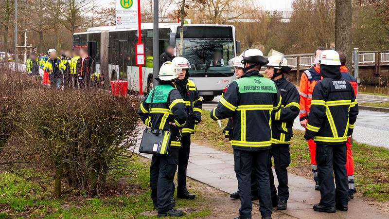 Tragödie im Wohngebiet: 9-Jähriger in Hamburg von Bus überrollt Das Kriseninterventionsteam des DRK ist vor Ort.