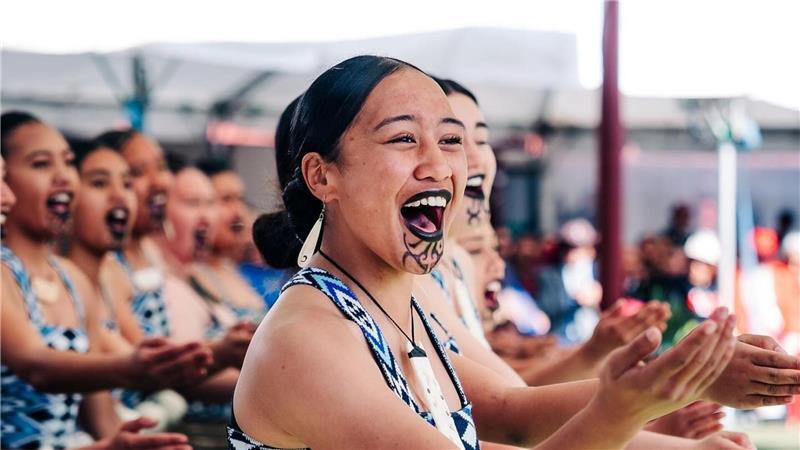 Neue Maori-Königin hält erste Rede nach dem Tod ihres Vaters Das Krönungsjubiläum wurde von traditionellen Tänzen begleitet.
