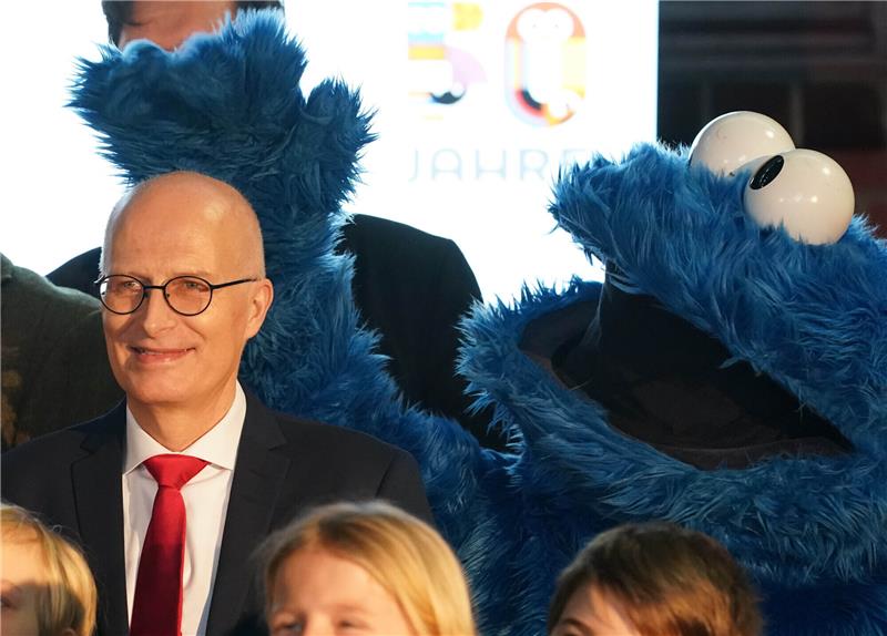 Das Krümelmonster aus der "Sesamstraße" hatte beim gemeinsamen Foto-Termin viel Spaß mit Peter Tschentscher (l, SPD), Erster Bürgermeister und Präsident des Senats der Freien und Hansestadt Hamburg. Foto: Marcus Brandt/dpa