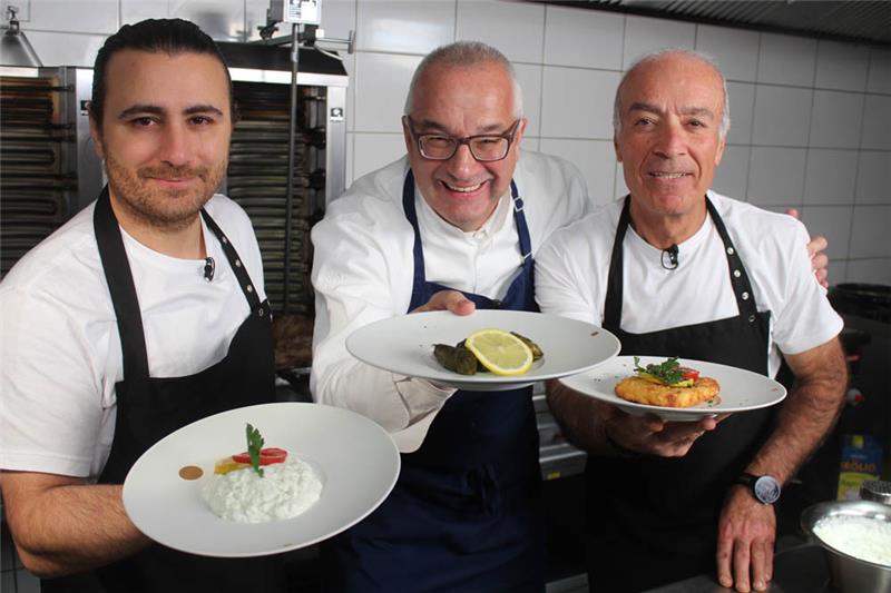 Rainer Sass kocht zu Silvester griechisch Das Küchen-Trio: Stelios (links) und Georgios Kiosoglidis nehmen TV-Koch Rainer Sass in die Mitte. Fotos: Strüning
