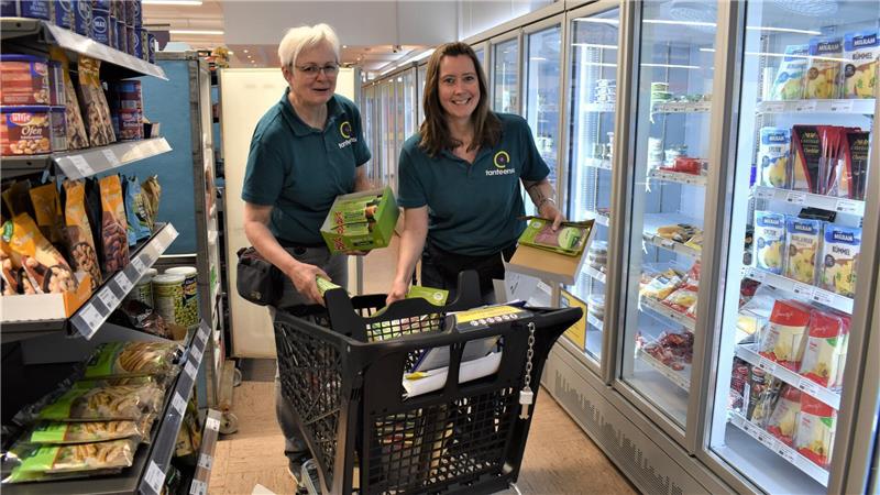 Das Kühlregal im Tante-Enso-Laden in Drangstedt ist auch wieder voll: Marktleiterin Sandra Wichmann (rechts) und Mitarbeiterin Marina Strüver packen neue Ware aus. Foto: Schoener