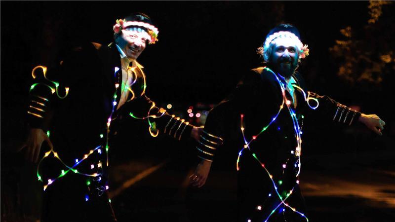 Leinen los: Buxtehuder Fleth-Fest wartet mit mehreren Premieren auf Das Künstler-Duo Opus Furore ist mit verschiedenen Walking Acts und einer Straßenkunst-Show am Start.