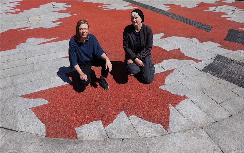 „Stigma“ vor ehemaliger Gestapo-Zentrale soll an NS-Opfer erinnern Das Künstlerinnenduo "missing icons", Andrea Knobloch (r) und Ute Vorkoeper, sind auf der großflächigen Bodenskulptur "Stigma" vor der ehemaligen Gestapo-Zentrale an der Stadthausbrücke zu sehen. Foto: Marcus Brandt/dpa