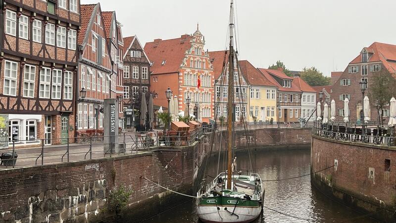 Das Kunsthaus (links) in der Stader Altstadt hat einen Wasserschaden.