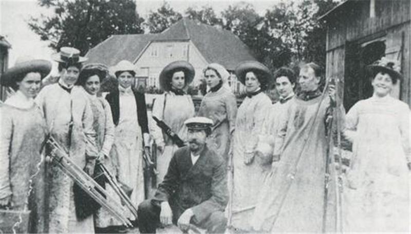 Das Kunsthaus präsentiert die vergessenen Wegbereiterinnen der Moderne aus der ersten Hamburger Malschule für Frauen, hier bei einem Ausflug mit Ernst Eitner 1897 in Neustadt/Holstein.