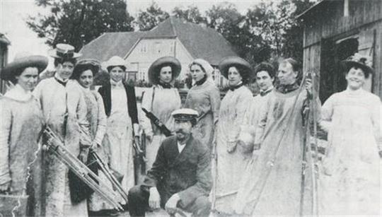 Das Kunsthaus präsentiert die vergessenen Wegbereiterinnen der Moderne aus der ersten Hamburger Malschule für Frauen, hier bei einem Ausflug mit Ernst Eitner 1897 in Neustadt/Holstein.