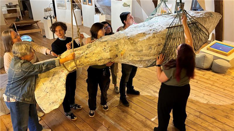 Das Kunstkollektiv Flunst baut seine Ausstellung „Expedition Este #1: Der Aufbruch“ im Museum Altes Land auf.