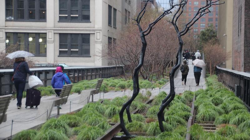 Die New Yorker High Line wird 15 Jahre alt Das Kunstwerk „Forgiving Change“ des Berliners Timur Si-Qin auf der High Line.
