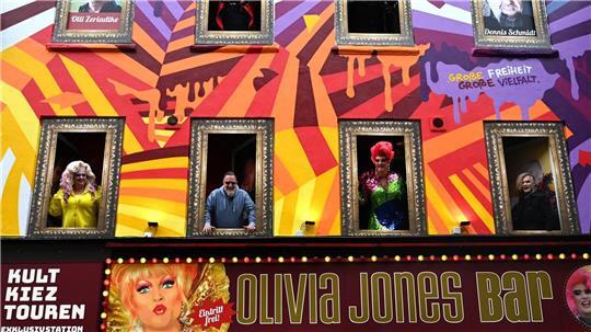 Das Kunstwerk an der Fassade der Bar auf der Reeperbahn soll daran erinnern, dass die Große Freiheit nicht nur Partymeile, sondern auch ein Ort der Kunst und der Kultur und der Vielfalt ist.