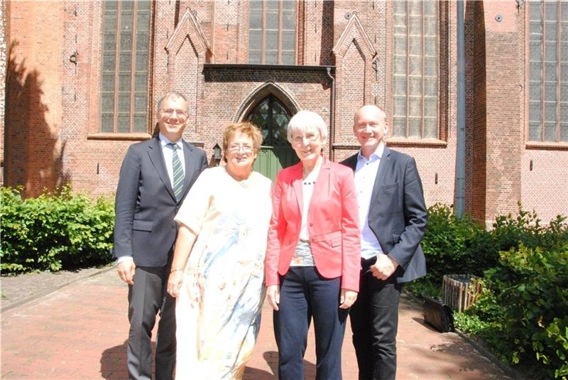 Das Kuratorium der Kirchenstiftung St. Cosmae und St. Wilhadi gibt Geld für soziale Projekte aus: Wolf von der Wense, Michaela Hoffmann, Michaela Wolf und Dr. Thomas Kück (von links). Foto Stief