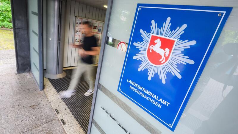 Marktkauf-Überfall in Stade: Video soll RAF-Terroristen Garweg zeigen Ein Mann verlässt das Landeskriminalamt Niedersachsen (Aufnahme mit langer Verschlusszeit). Die Polizei sucht weiterhin mit Hochdruck die beiden früheren RAF-Mitglieder Ernst-Volker Staub und Burkhard Garweg. Jetzt wird nach einem Bevölkerungshinweis ein Mann überprüft. (zu dpa: «Video zeigt Stimme und Mimik von gesuchtem Ex-Terroristen»)