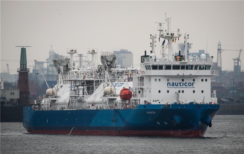 Das LNG-Bunker-Schiff "Kairos" läuft den Hafen von Hamburg an. Foto: Christian Charisius/dpa