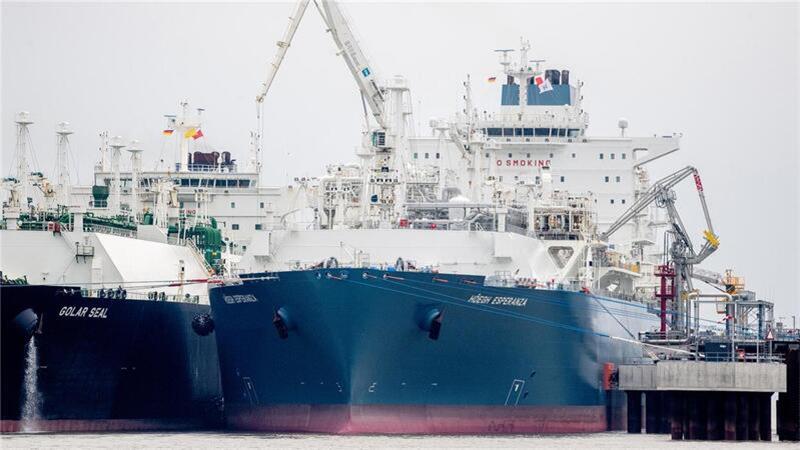 Das LNG-Tankschiff „Golar Seal" (links) liegt in Wilhelmshaven neben dem LNG-Termimal „Höegh Esperanza" an einem neuen Anleger im Jadebusen. 